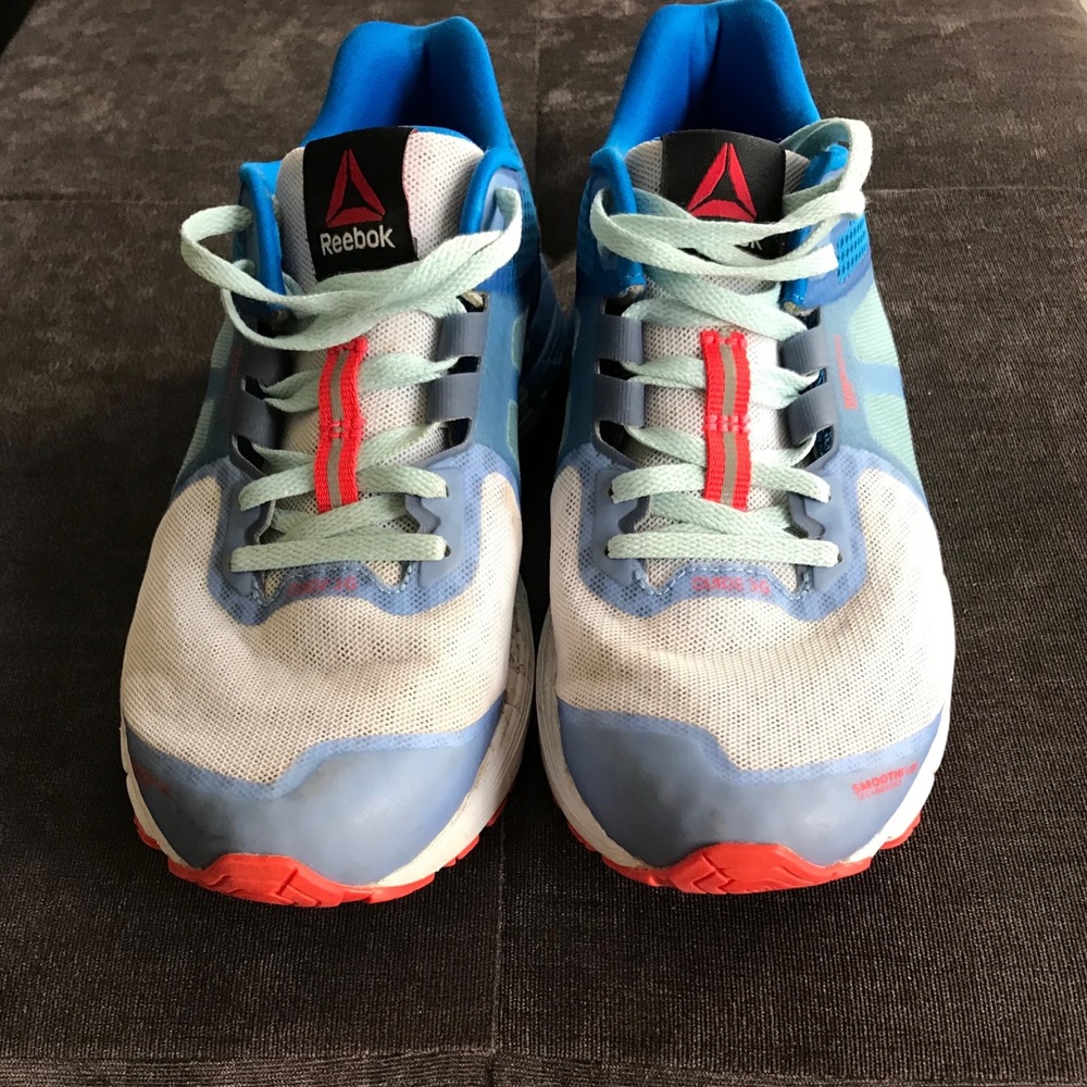 MINOR WEAR WOMENS REEBOK SNEAKERS.